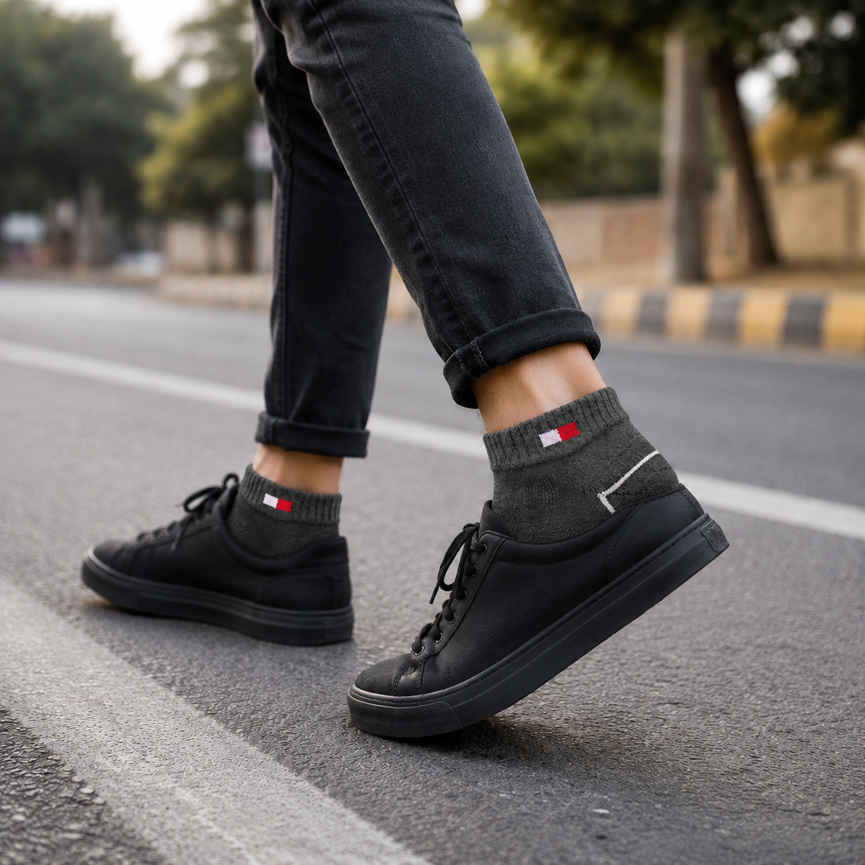 TOMMY HILFIGER Premium Color-Block Ankle Socks – Soft Cotton Blend, Breathable & Stretchable Fit.